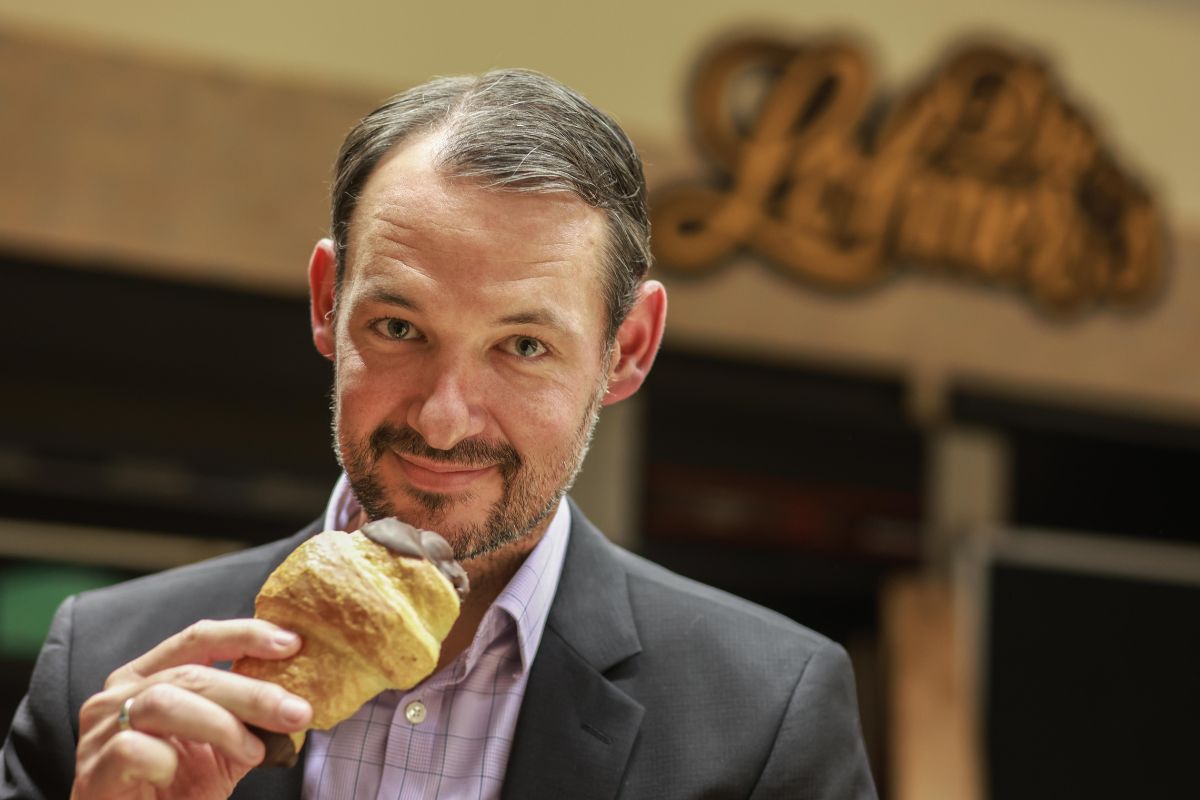 Marc Kranz der Hauptgeschäftsführer der Bäckerei Lohners im Gespräch mit dem RZ-Chefredakteur Lars Hennemann