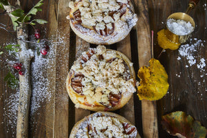 Ein süßes Gebäck mit Pflaumen und Streuseln