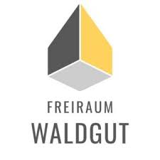 Das Logo von 'Freiraum Waldgut' auf einem weißen Hintergrund