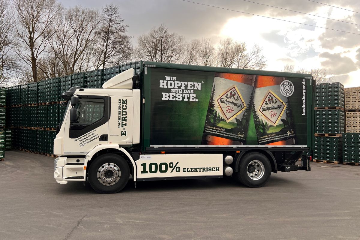 Ein voll elektrischer LKW, der für die Westerwald-Brauerei fährt.