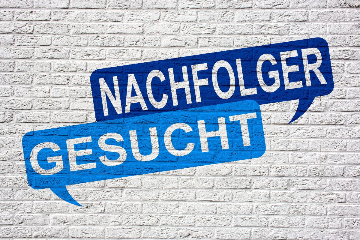 Weiße Wand mit den Worten: Nachfolger Gesucht in 2 blauen Sprechblasen.