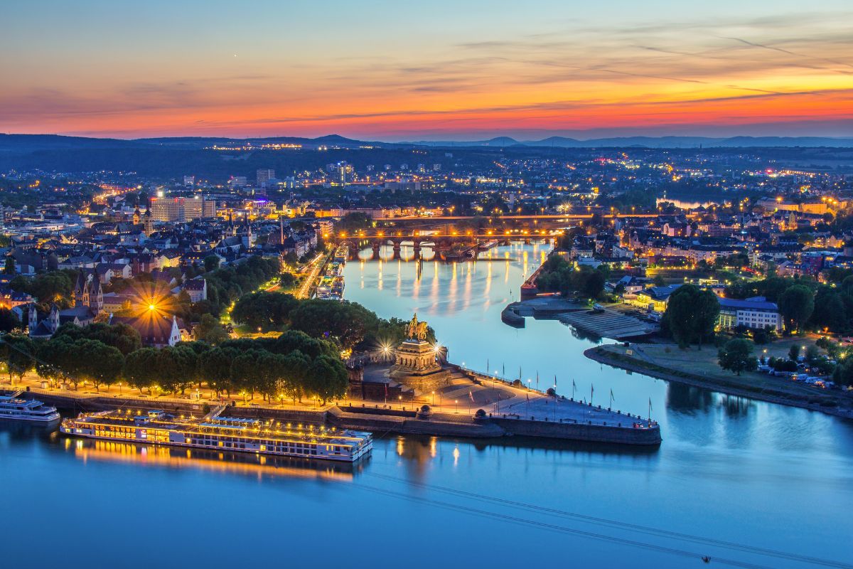 Ein Blick auf Koblenz bei Nacht. Das deutsche Eck ist zu sehen.