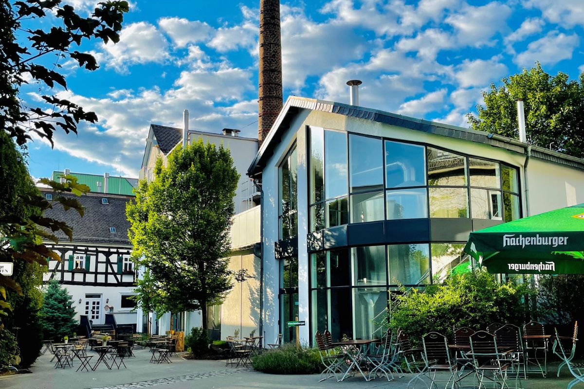 Ein Bild des Gebäudes der Hachenburger Brauerei bei Sonnenschein und blauem Himmel
