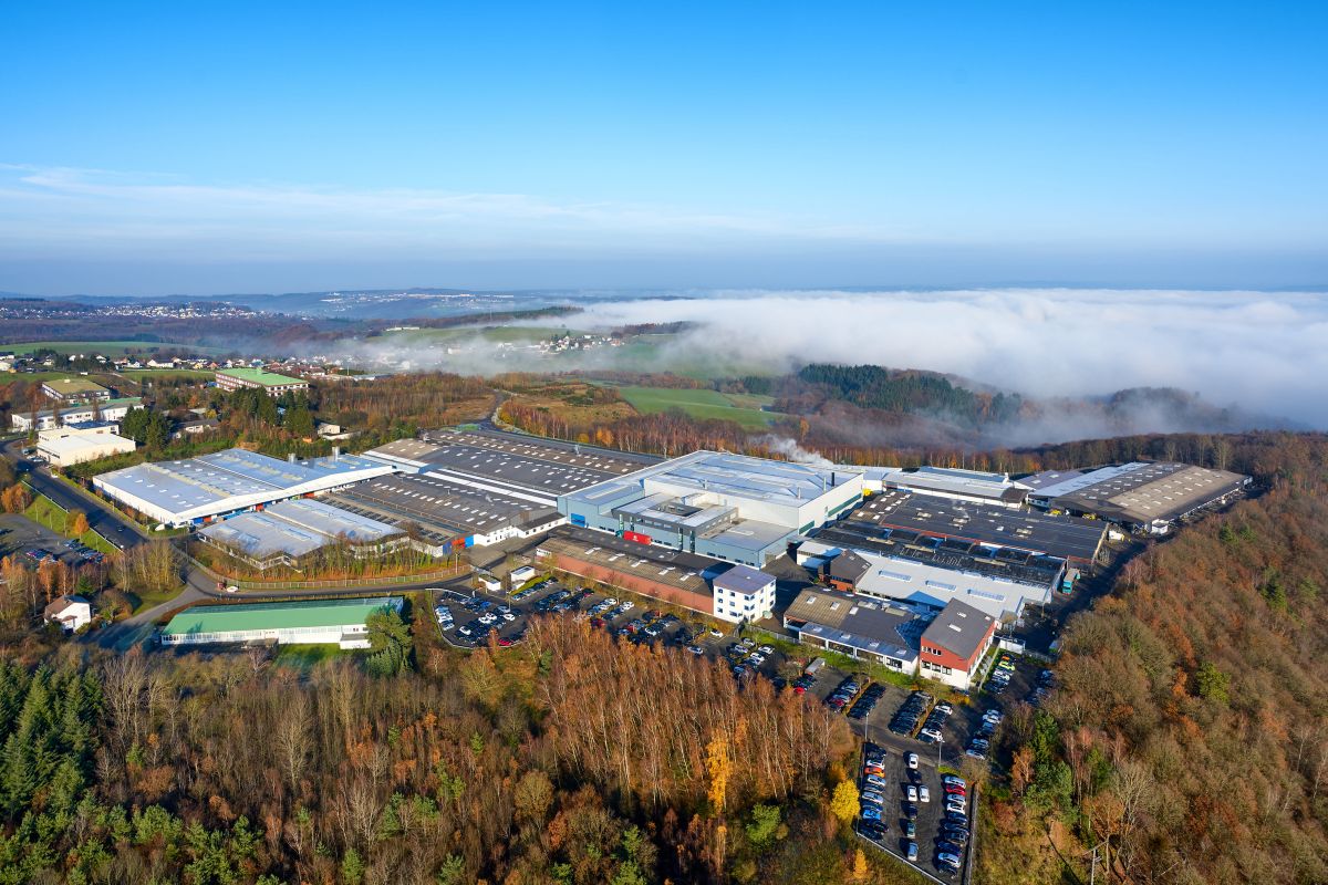 Der Niedax Group Produktionsstandort in St. Katharinen bei Linz am Rhein. Umgeben von viel Wald.