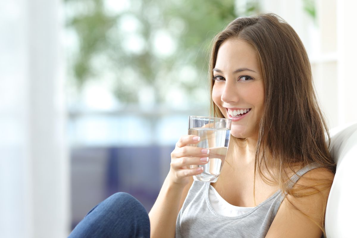 Frau mit einem Glas Wasser