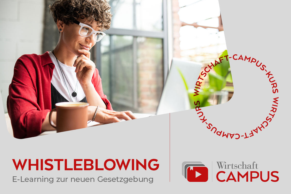 Studentin schaut Lernvideo, links von ihr eine Tasse Kaffee. Unten rechts das Logo vom Wirtschaft Campus  
