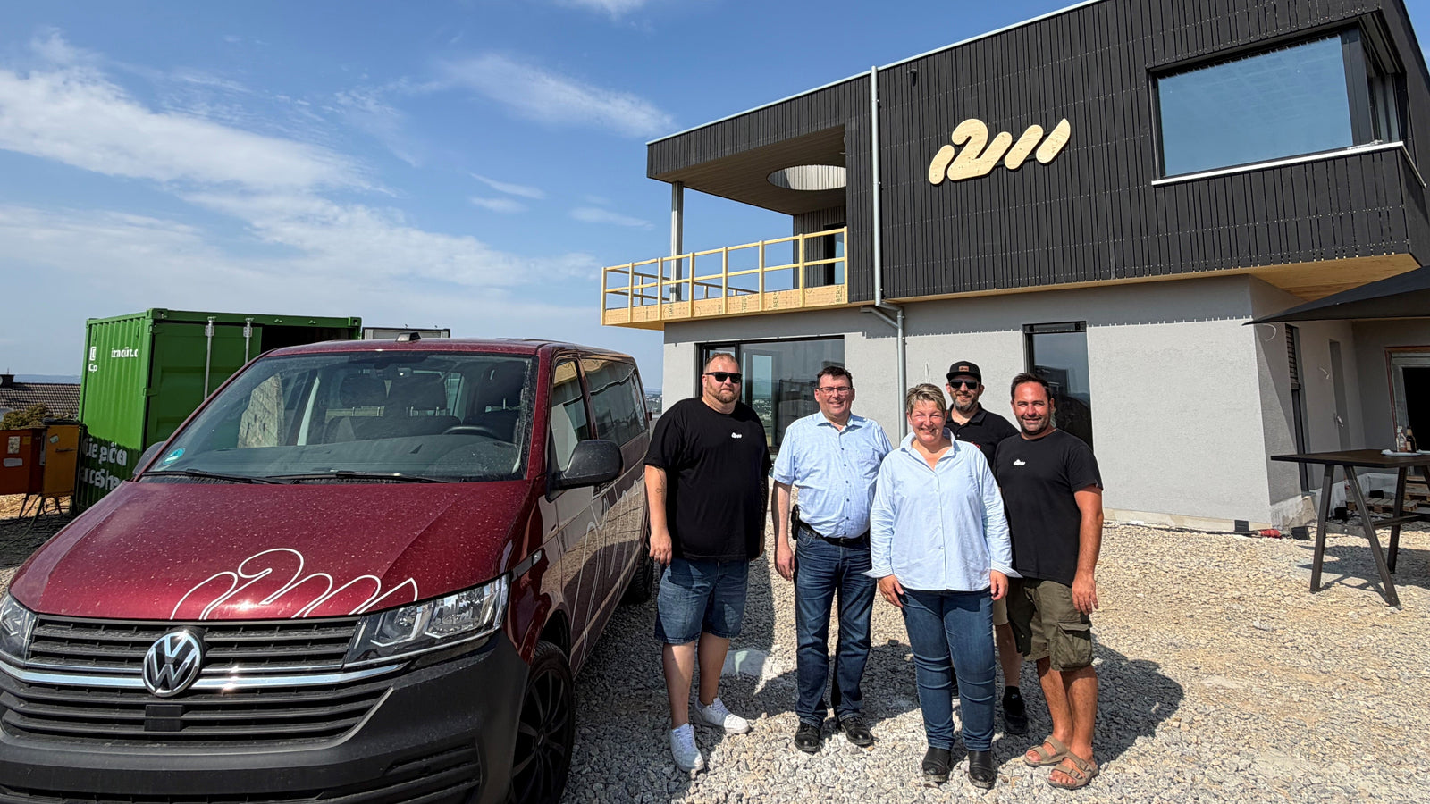 Gemeinsam an der Zukunft bauen. Matthias Rether (2.v.r.) und Vitalis Knoll (1.v.l.) und Denis Faulseit (1.v.r.) zeigen Landrat Jörg Denninghoff (2.v.l.) und WFG GF Tanja Steeg (3.v.l.) den Neubau des Unternehmens.
