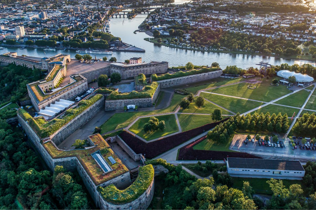 Die Festung Ehrenbreitstein Koblenz im grünen bei Sonnenuntergang