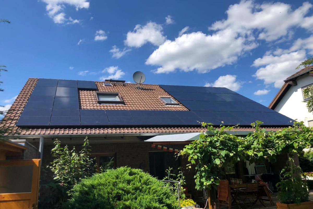 angebrachte Photovoltaikanlage auf dem Dach eines Wohnhauses