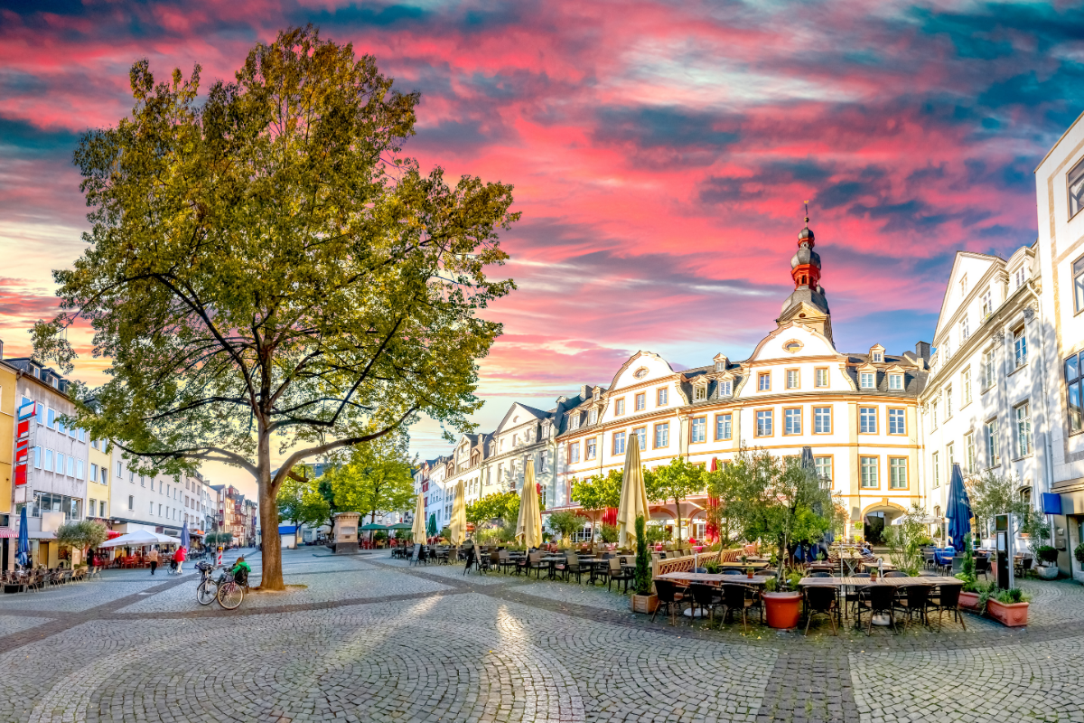 Der Plan in Koblenz unter einem rosa Sonnenuntergang.
