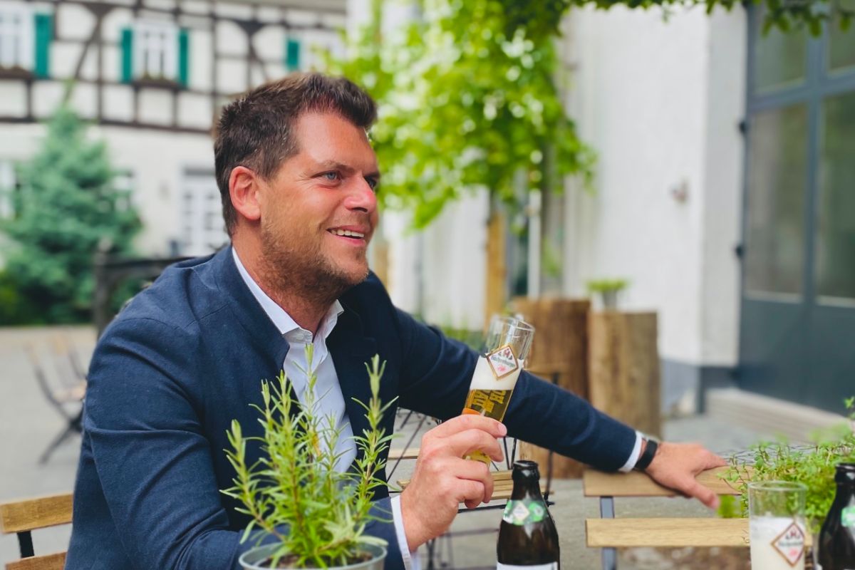 Jens Geimer, geschäftsführender Gesellschafter der Westerwald-Brauerei vor der Brauerei.