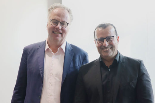 Evengelos Botinos und Matthias Schönberg stehen nebeneinander und lächeln in die Kamera.