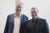 Evengelos Botinos und Matthias Schönberg stehen nebeneinander und lächeln in die Kamera.