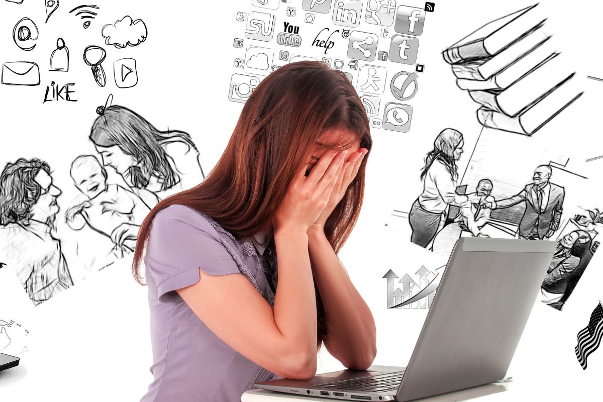 Sinnbild: eine Frau im lila T-Shirt vor einem aufgeklappten Laptop. Sie schlägt die Hände vors Gesicht im Hintergrund Bleistiftzeichnungen von einer Familie, Social Media Icons, einer Vertragsübergabe, Büchern und vielem mehr.