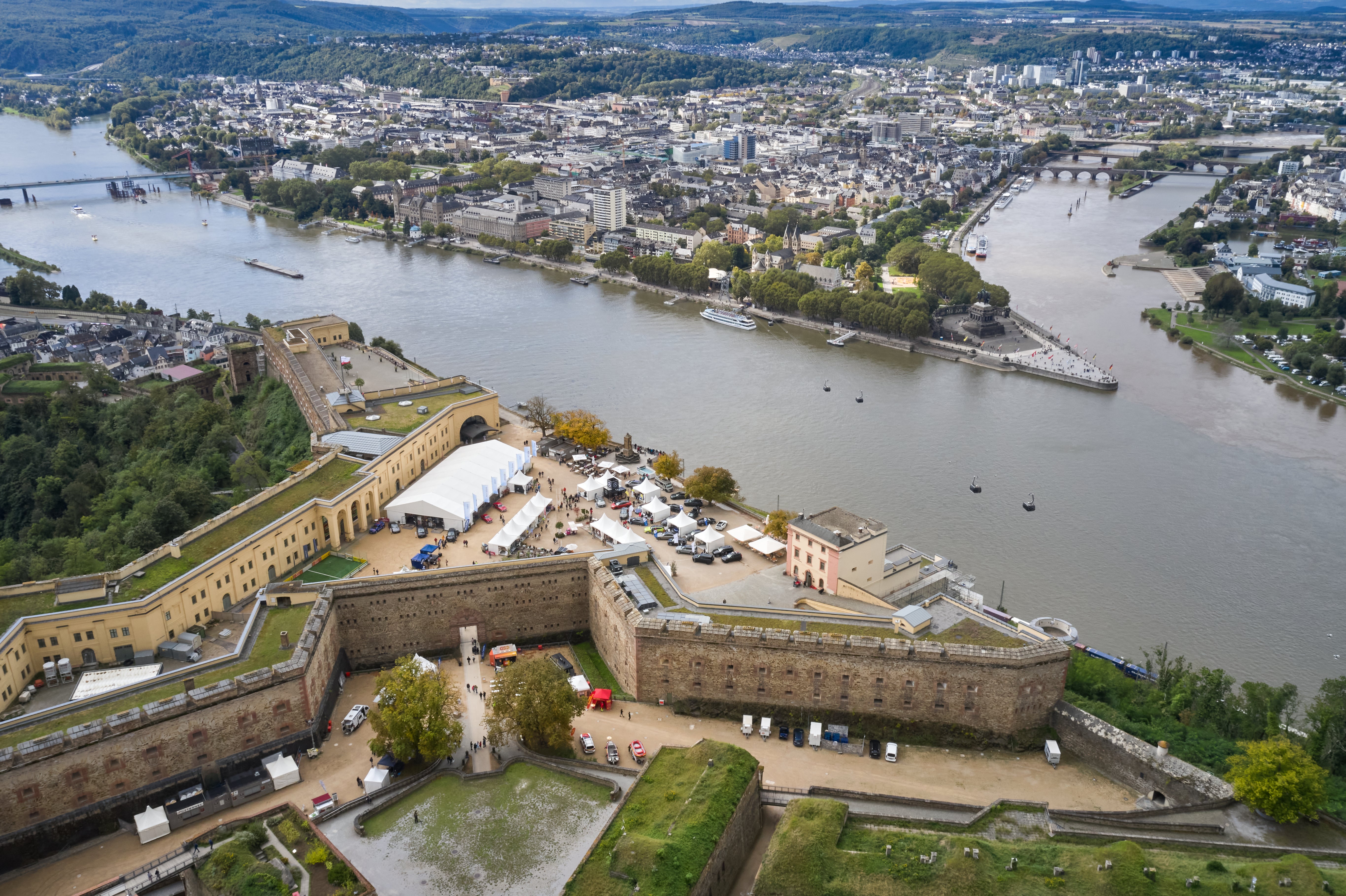 Drohnenaufnahme der Festung Ehrenbreitstein Koblenz. Zu sehen ist die Messe Rhein-Zeit. Im Hintergrund ist das Deutsche Eck und die Stadt Koblenz zu erkennen.