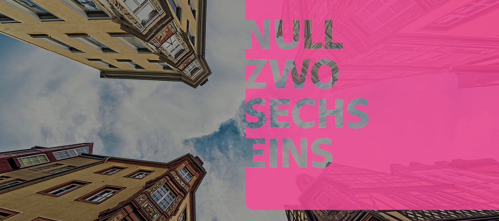 Historische Denkmalzone "Vier Türme" in der Koblenz Altstadt. Rechts liegt ein pinkes grafisches Element mit den Worten „NULL ZWO SECHS EINS“