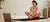 Yoga hält eine junge Frau fit und gesund