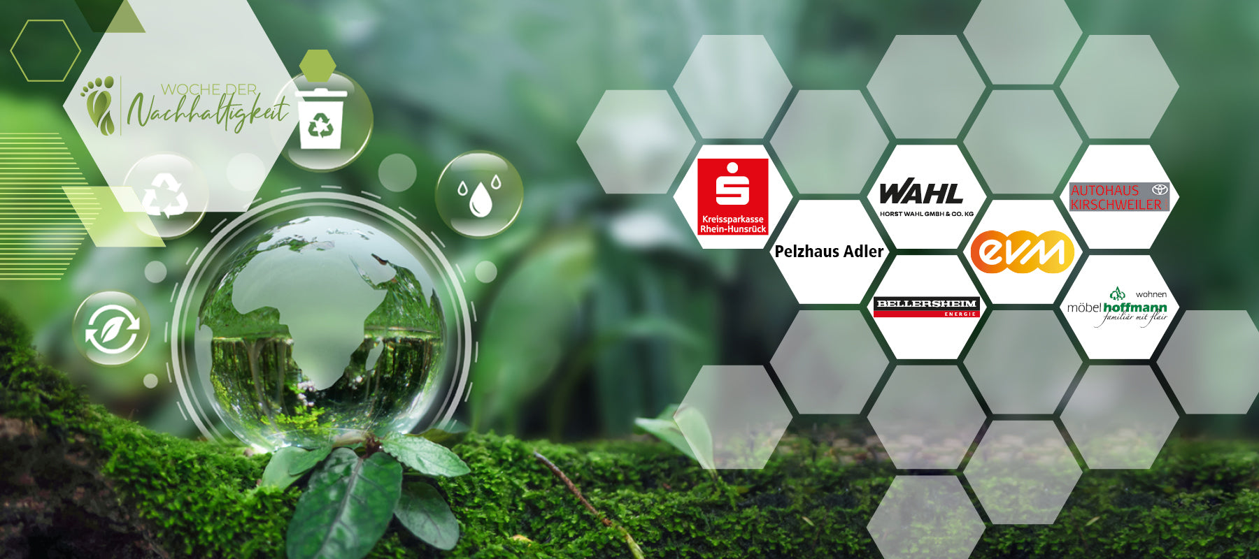 Ein Wassertropfen mit Kreislaufwirtschaft-Symbolen auf einem moosigen, waldigen Untergrund. Oben links das Logo der Woche der Nachhaltigkeit und weitern Logos teilnehmender Partner.