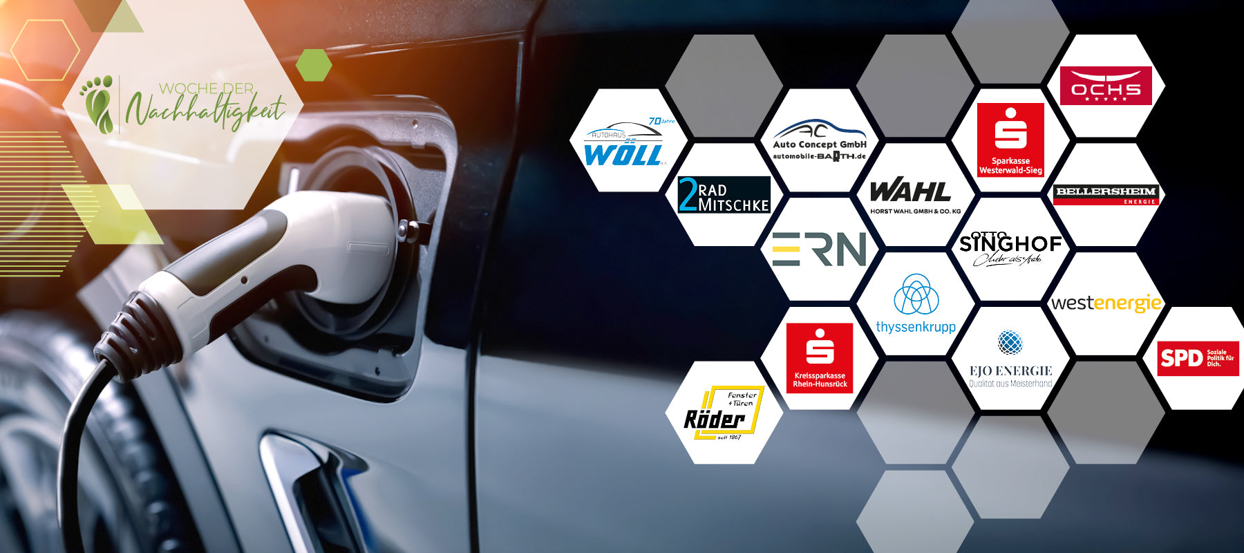Seitenansicht eine ladenden Elektroautos. Oben links das Logo der Woche der Nachhaltigkeit und weitern Logos teilnehmender Partner.