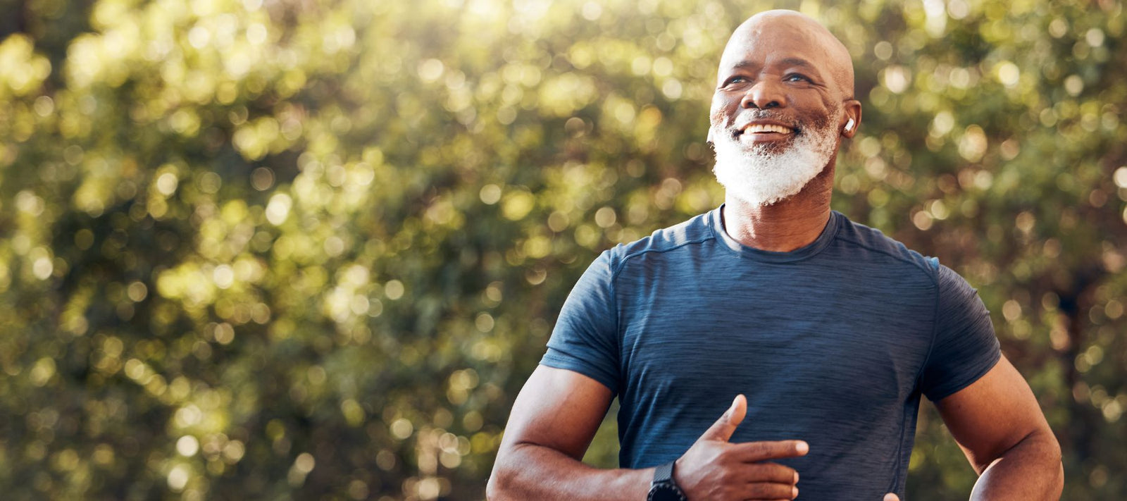Ein älterer Mann hält sich mit Joggen fit