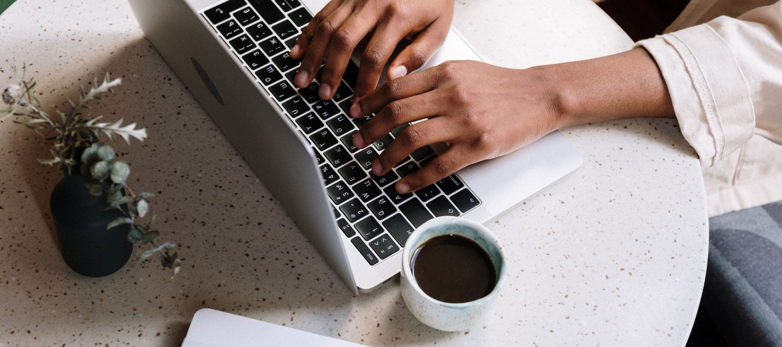 Eine arbeitende Frau als Symbol für die Themenwelt der Wirtschaft