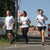 Eindrücke des Birkenfelder Firmenlaufs. Ein Team in weißen T-Shirts läuft über den Asphalt.