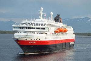 Das Hurtigruten-Schiff 'Nordlys' fährt durch einen ruhigen norwegischen Fjord. Das Schiff ist weiß und rot gestrichen, mit schwarzen Akzenten und auffälligen orangefarbenen Rettungsbooten. 