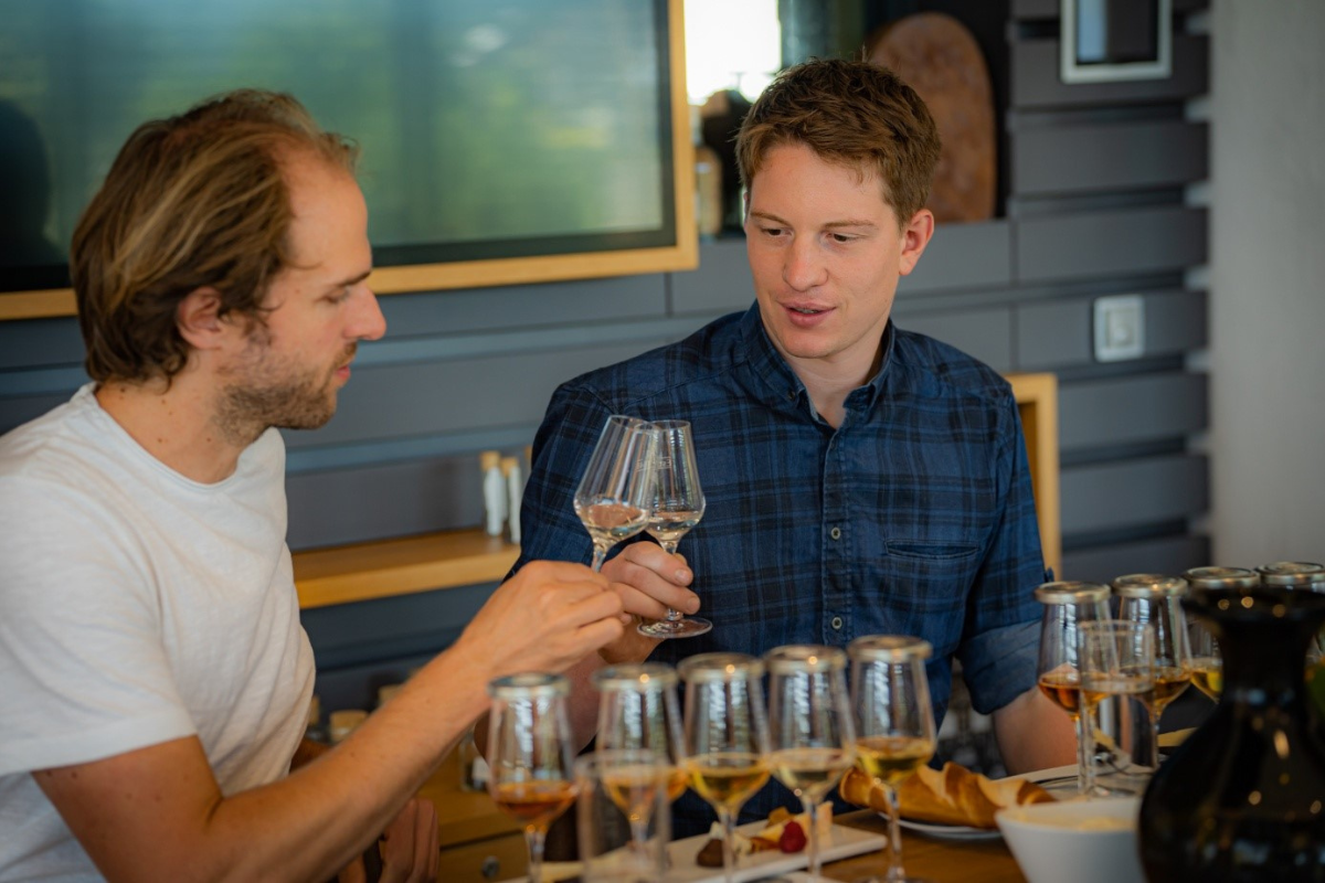 Zwei Personen stoßen bei einem Whiskey-Tasting mit einem Whiskeyglas an