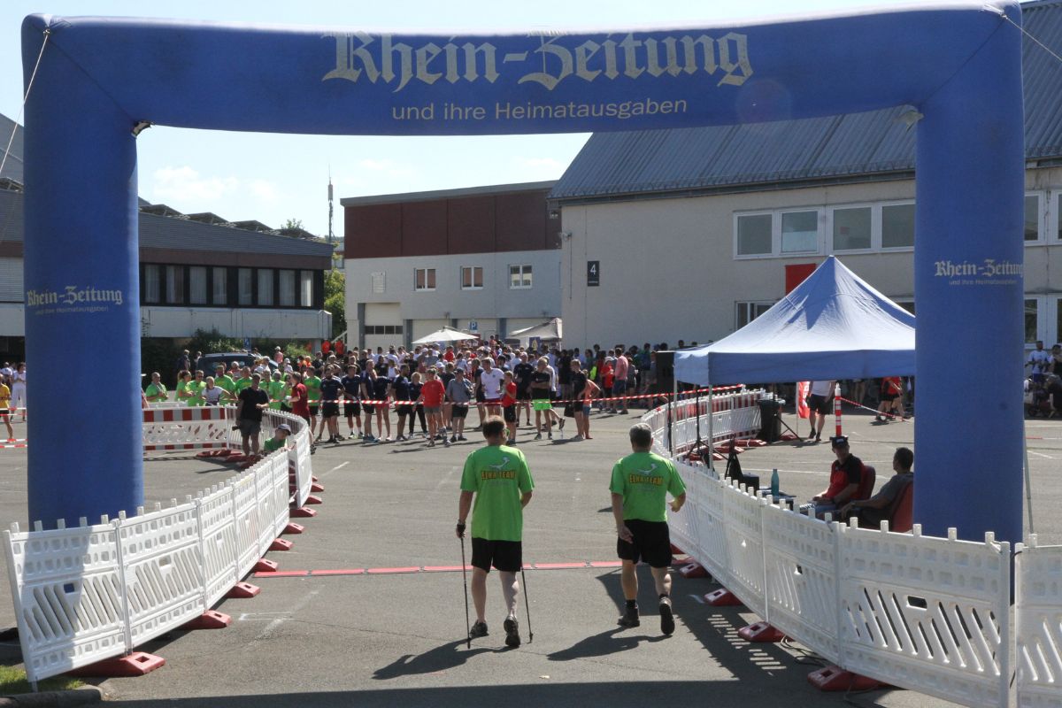 Start und Ziel des Birkenfelder Firmenlaufs, markiert mit dem Logo der Rhein-Zeitung.