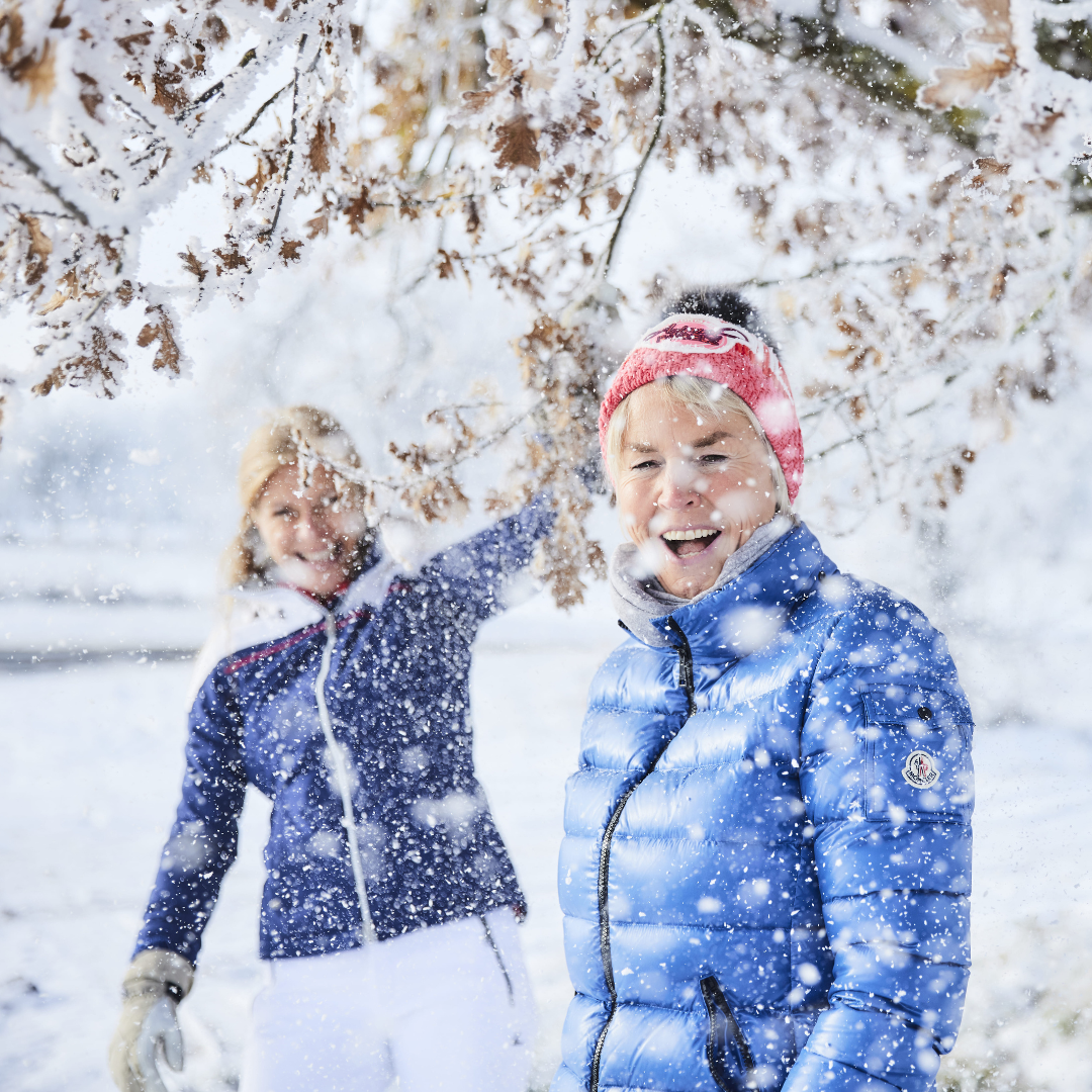Die Autorinnen Dorothee Holsten und Sylvia Hoefer sind unterwegs im Schnee.