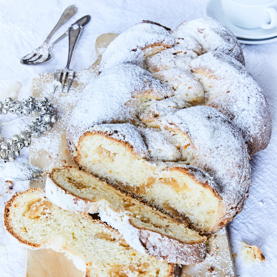 Ein fertiger Steillagen-Zopf wird auf einem Brett präsentiert.