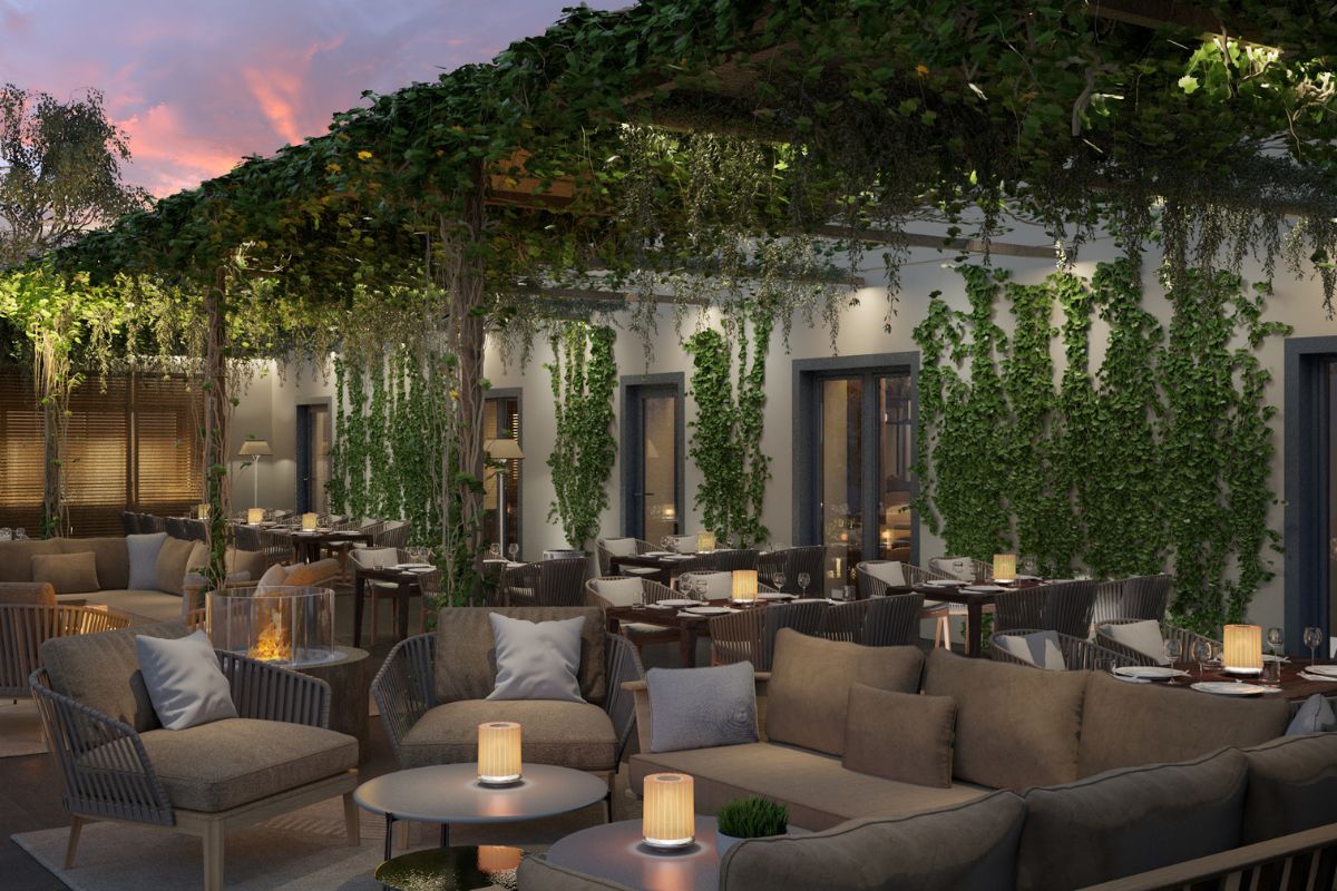 Der Innenhof und die Terrasse des Jakobsberg Hotel- & Golfresorts mit einer entspannten und naturnahen Atmosphäre