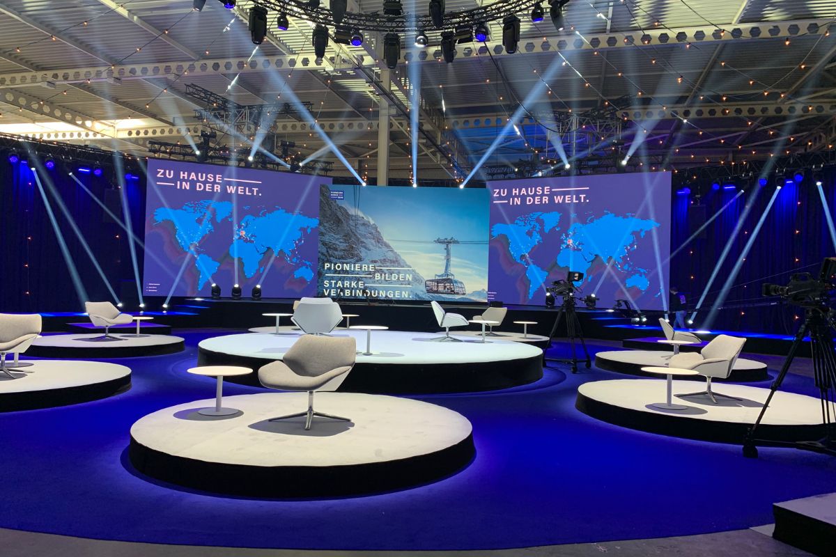Eine für ein Online-Event aufgebaute Bühne mit der Technik von Actionlight
