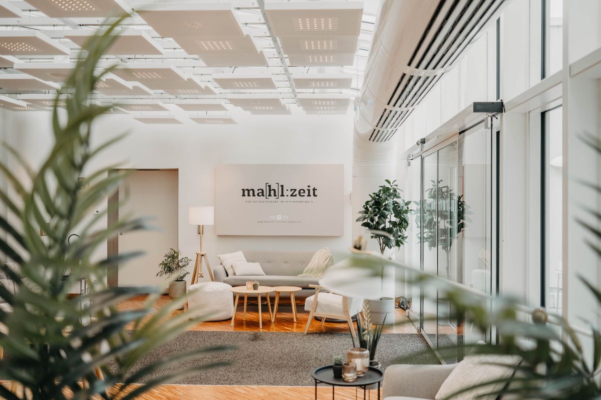 Eine gemütliche Sitzecke im BASF-Feierabendhaus mit einer Couch, einem Hocker und einem Sessel