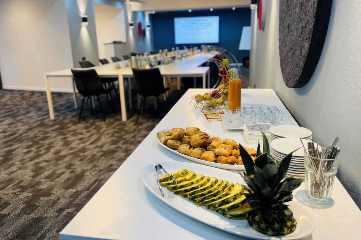 Gedeckter Tisch in einem Konferenzraum
