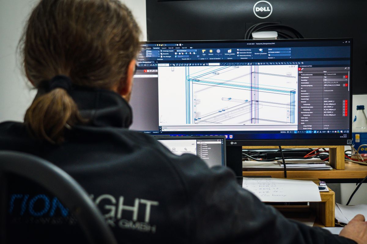 Ein Mitarbeiter von Actionlight arbeitet an einem Plan für eine Veranstaltung