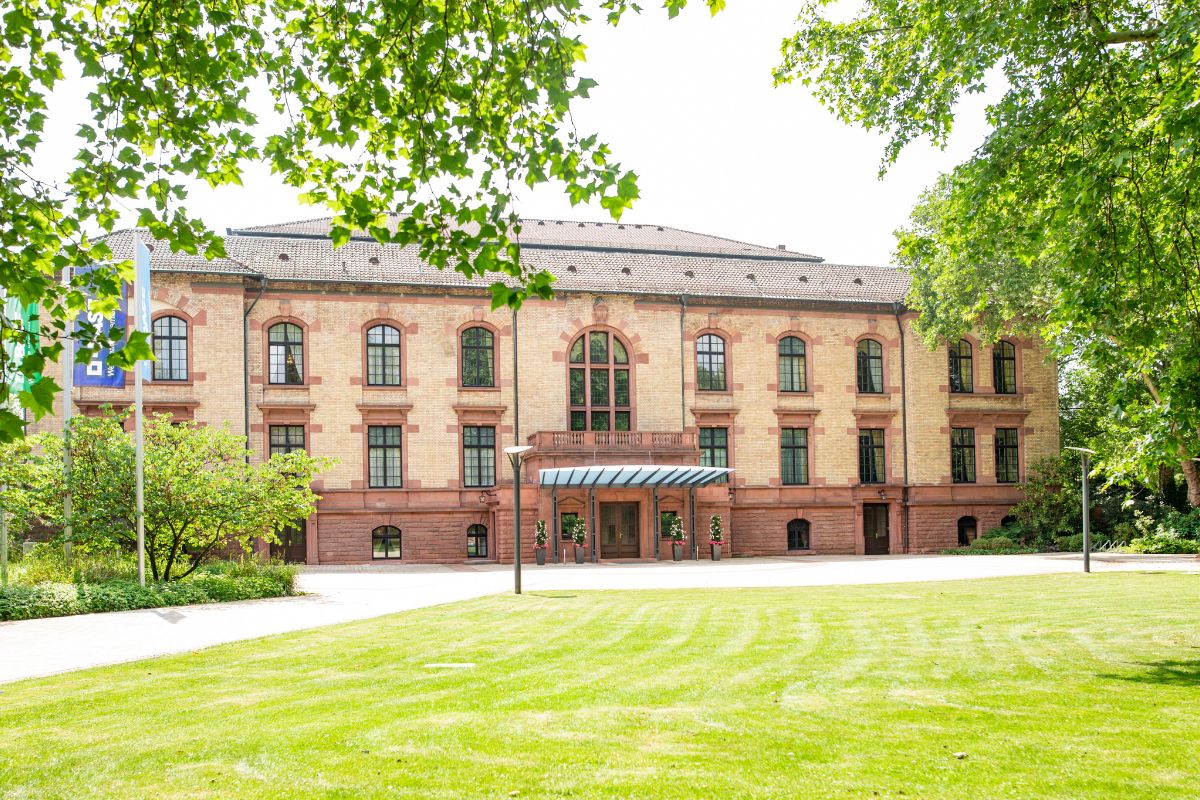 Das BASF-Gesellschaftshaus von außen, das im Jahr 1900 erbaut wurde