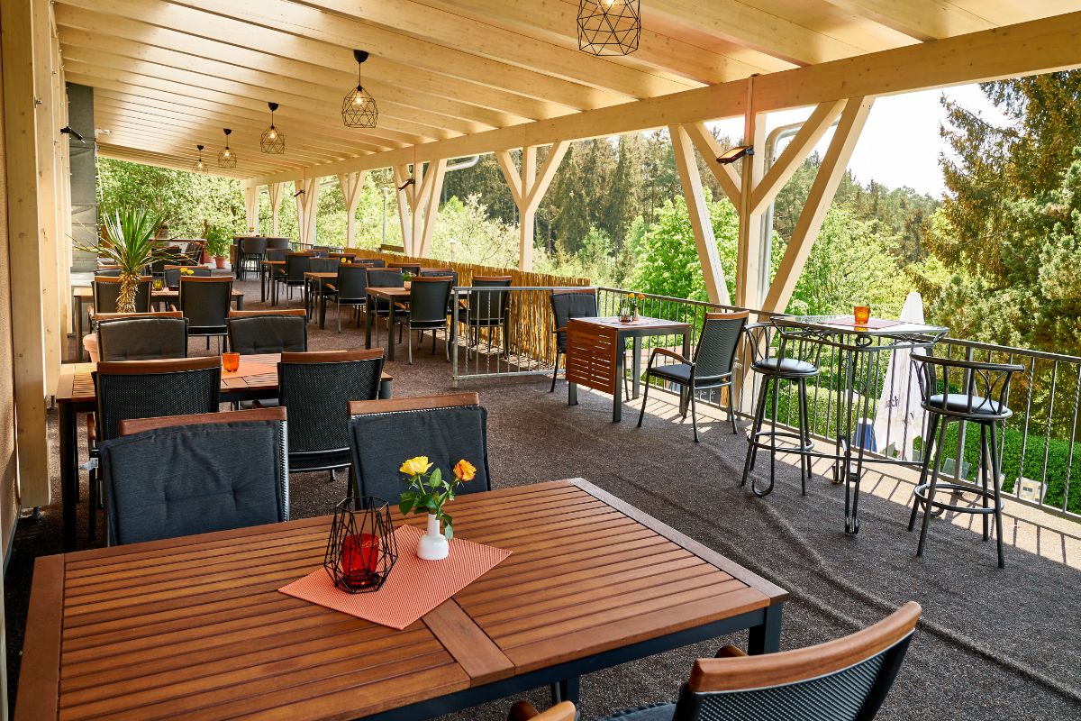Der Außenbereich des Landhotels in Karrenberg