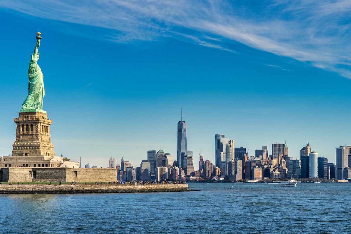 Statue of Liberty mit Blick auf die Skyline von New York City.