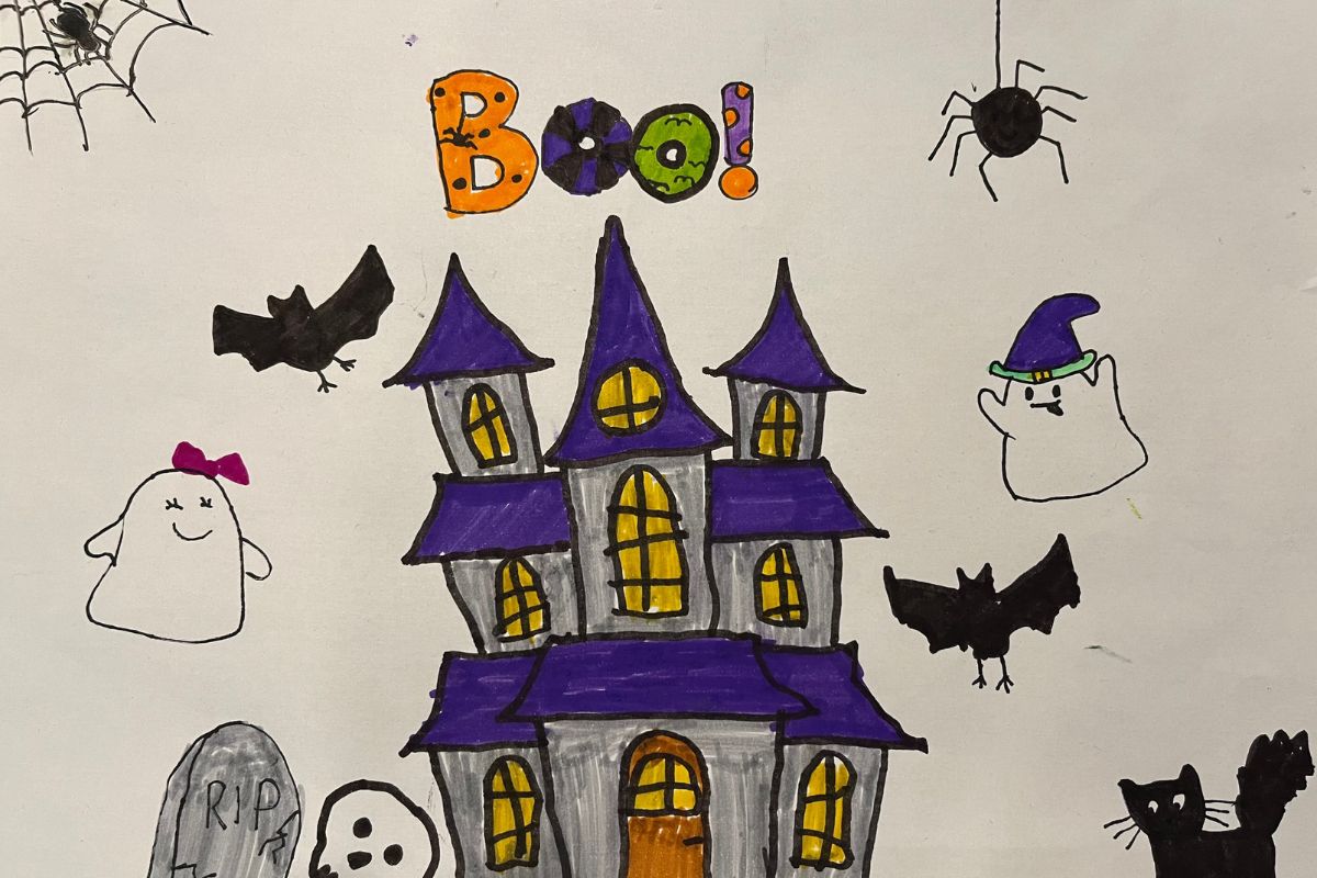 Bunte Zeichnung eines lilafarbenen Spukhauses mit Geistern, Fledermäusen und einem "Boo!"-Schriftzug im oberen Bereich.