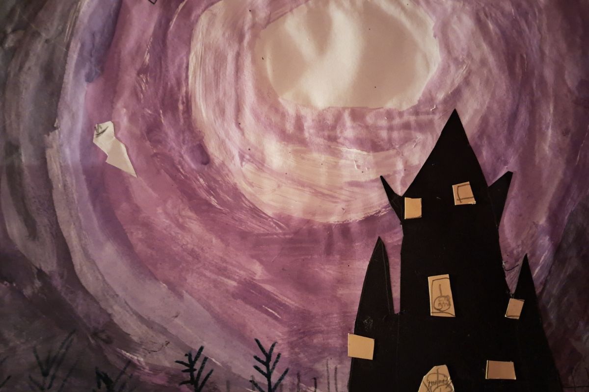 Eine düstere Zeichnung eines schwarzen Hauses mit hohen Türmen, umgeben von einer violetten, wirbelnden Kulisse und kahlen Bäumen.