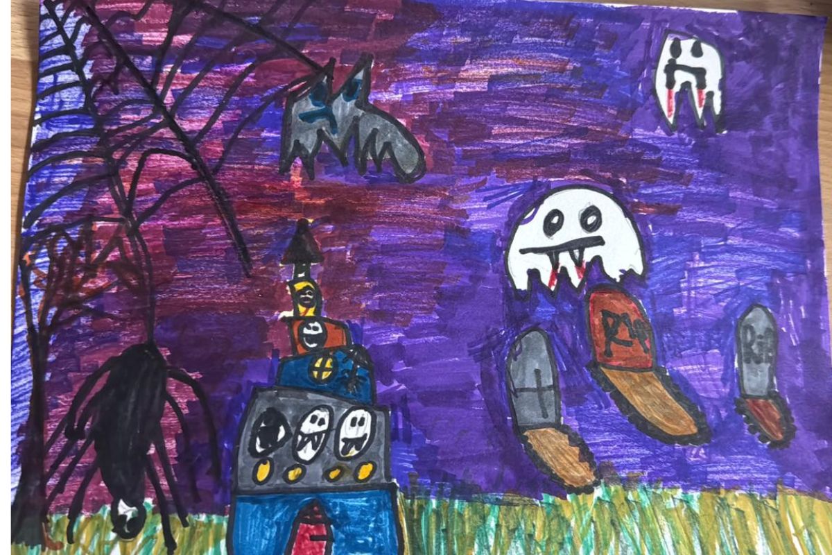 Kinderzeichnung eines nächtlichen Halloween-Szenarios mit Gespenstern, Grabsteinen, Spinnweben und einem Spukhaus in leuchtenden Farben.
