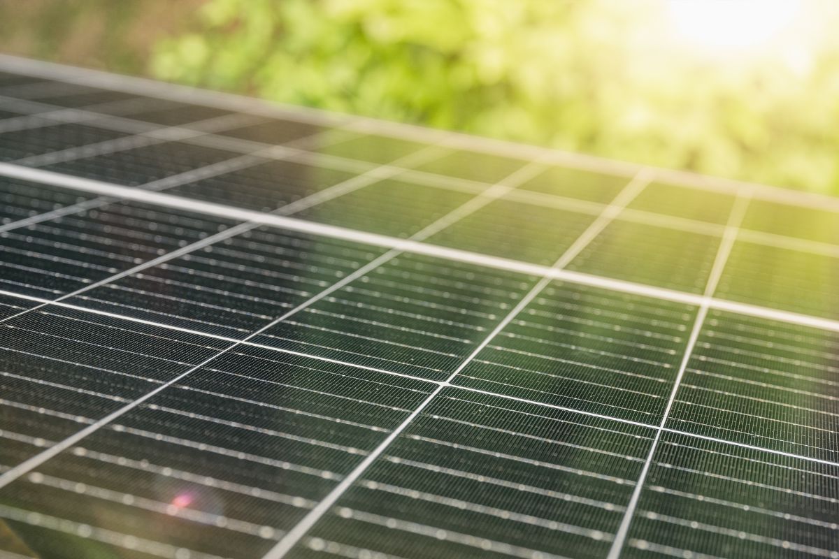 Nahaufnahme von Solarpanels im Sonnenlicht, Symbol für nachhaltige Energie und moderne Solartechnologie