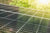 Nahaufnahme von Solarpanels im Sonnenlicht, Symbol für nachhaltige Energie und moderne Solartechnologie