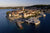 Ein Hafen in Kroatien der von der Abendsonne angestrahlt wird