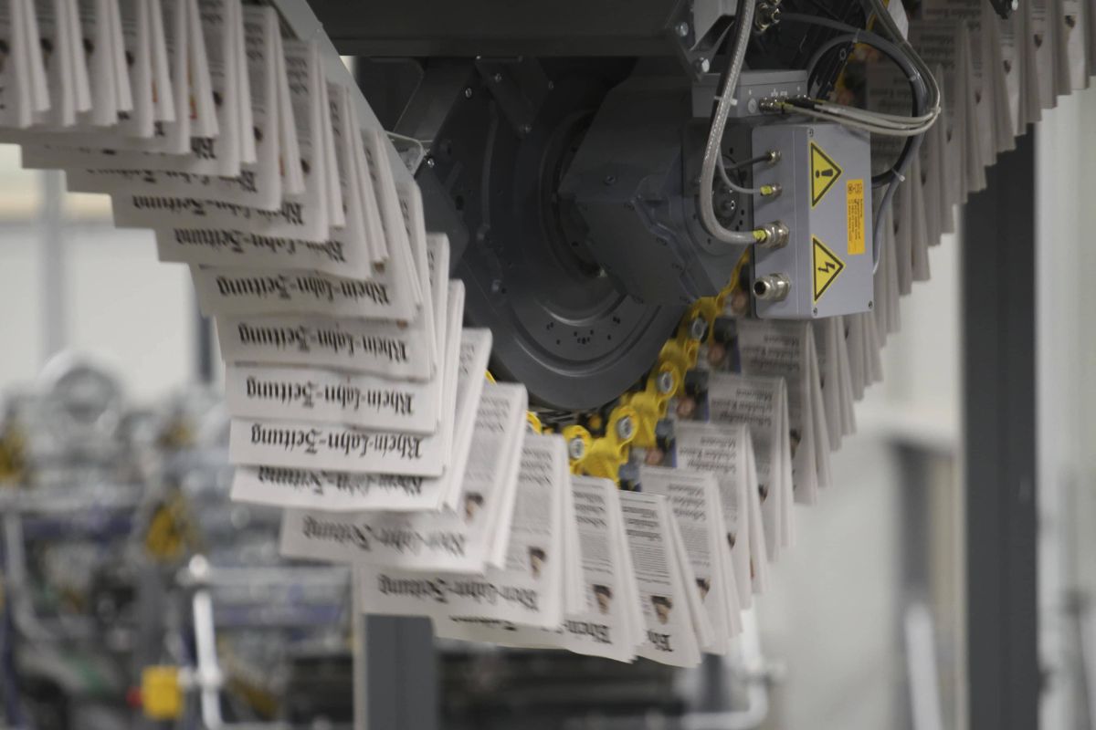Eine Ausgabe der Rhein-Zeitung befindet5 sich auf dem Weg zur Weiterverarbeitung
