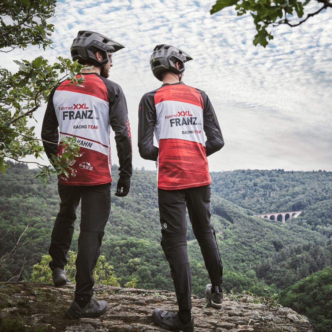 Zwei Radfahrer mit Werbung von Fahrrad Franz auf der Kleidung