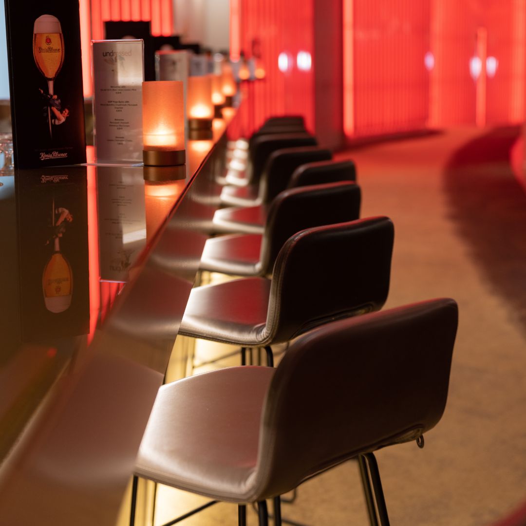 Eine Reihe von Barhockern im GOP Varieté-Theater Bonn.