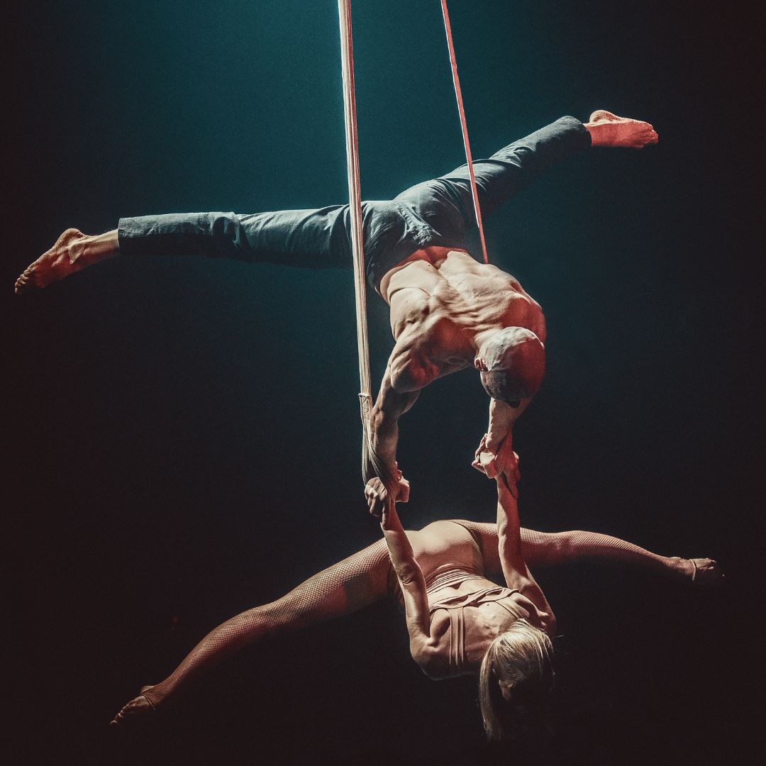 Ein Mann und eine Frau hängen gemeinsam am Trapez.