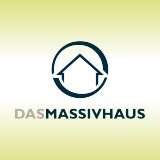 Logog von DASMASSIVHAUS auf grünem Hintergrund.